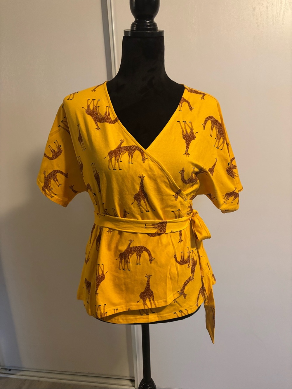 ModCloth Giraffe Wrap Shirt Sz Large Yellow Baby Shower Tie Travel Vacation Cute